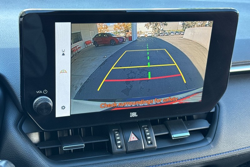 Toyota RAV4 Vehicle Full-screen Gallery Image 19