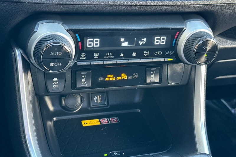 Toyota RAV4 Vehicle Full-screen Gallery Image 20