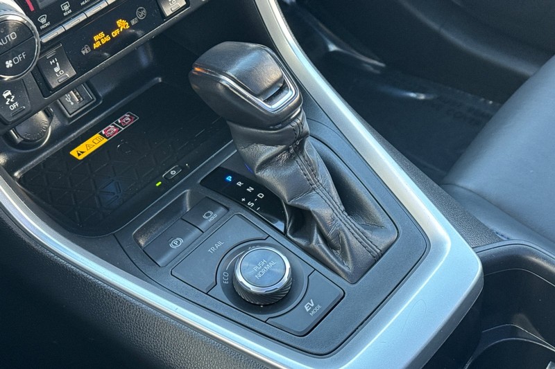 Toyota RAV4 Vehicle Full-screen Gallery Image 21