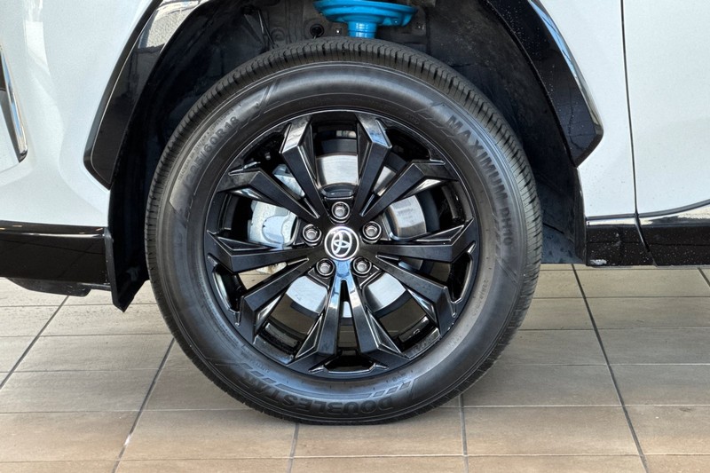 Toyota RAV4 Vehicle Full-screen Gallery Image 26