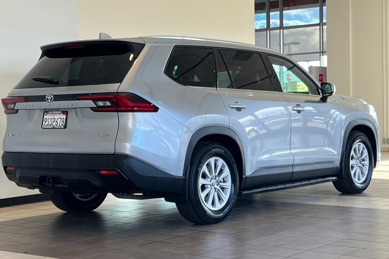 Toyota Grand Highlander Vehicle Full-screen Gallery Image 04