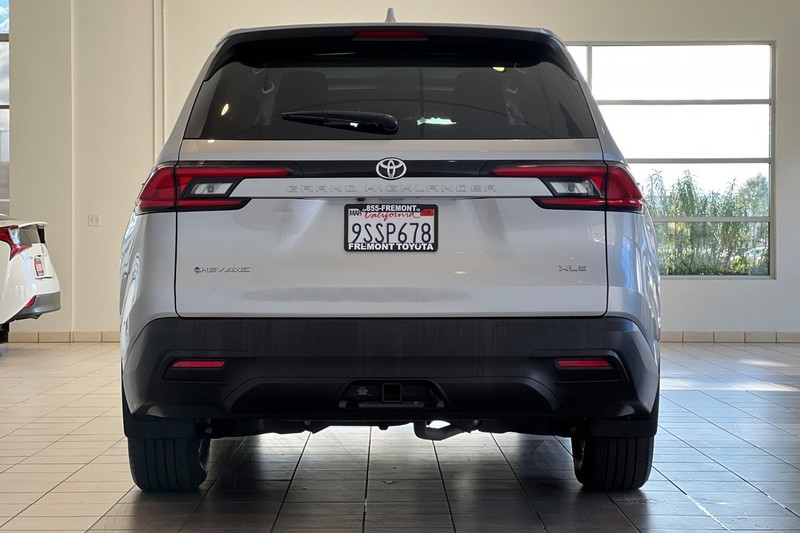 Toyota Grand Highlander Vehicle Full-screen Gallery Image 05