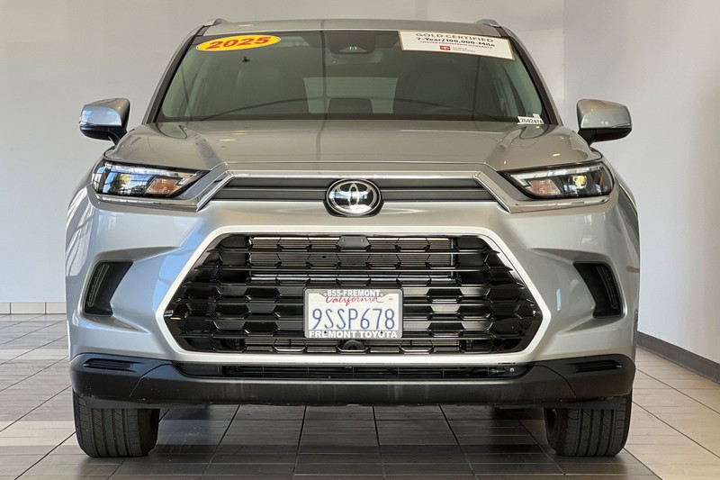 Toyota Grand Highlander Vehicle Full-screen Gallery Image 09