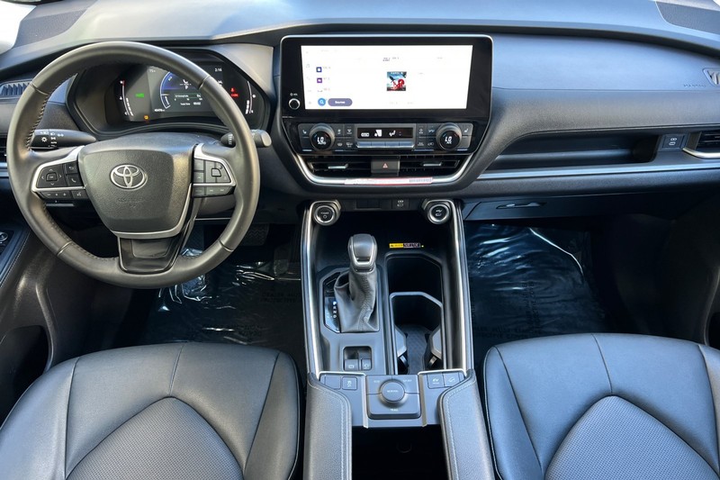 Toyota Grand Highlander Vehicle Full-screen Gallery Image 13