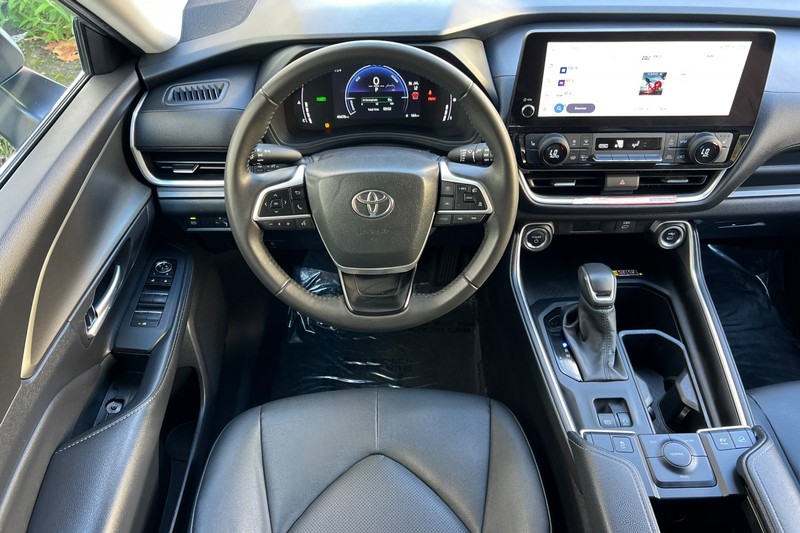 Toyota Grand Highlander Vehicle Full-screen Gallery Image 14