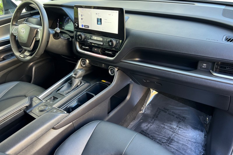 Toyota Grand Highlander Vehicle Full-screen Gallery Image 17