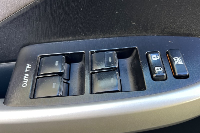 Toyota Prius Vehicle Full-screen Gallery Image 11