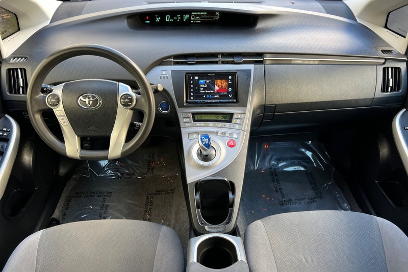 Toyota Prius Vehicle Full-screen Gallery Image 13
