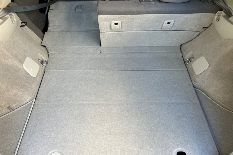 Toyota Prius Vehicle Full-screen Gallery Image 15