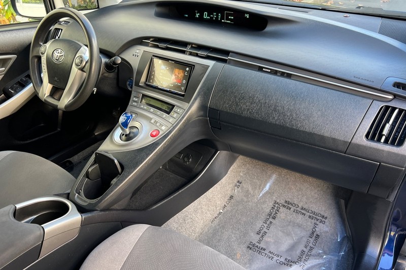 Toyota Prius Vehicle Full-screen Gallery Image 16