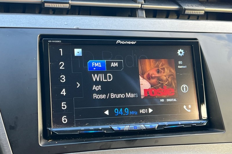 Toyota Prius Vehicle Full-screen Gallery Image 18