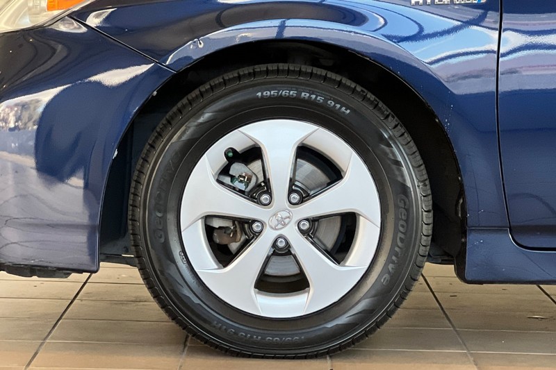 Toyota Prius Vehicle Full-screen Gallery Image 26