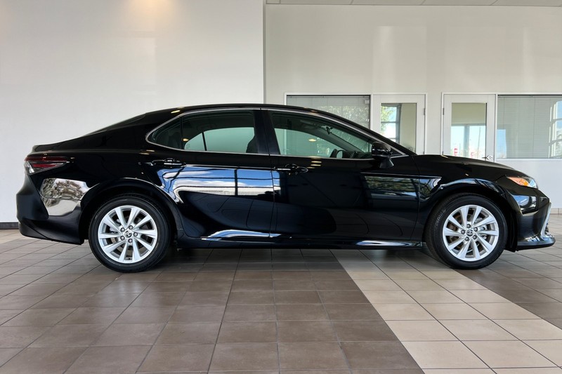 Toyota Camry Vehicle Full-screen Gallery Image 03