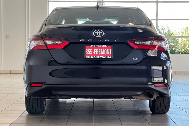 Toyota Camry Vehicle Full-screen Gallery Image 05