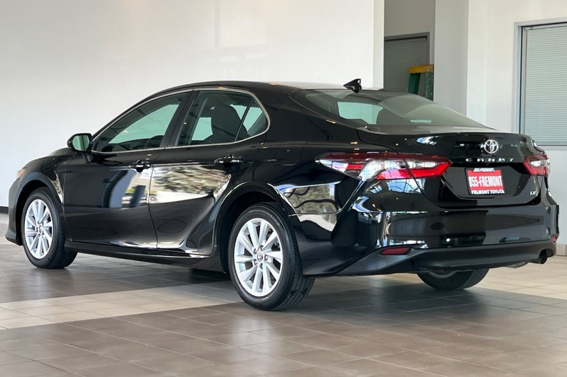 Toyota Camry Vehicle Full-screen Gallery Image 06