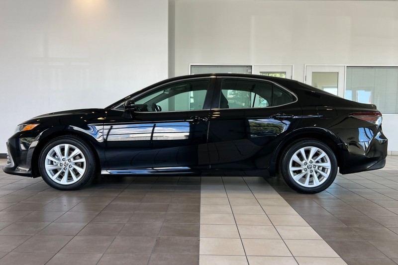 Toyota Camry Vehicle Full-screen Gallery Image 07