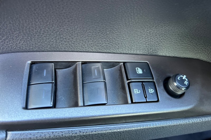 Toyota Camry Vehicle Full-screen Gallery Image 11