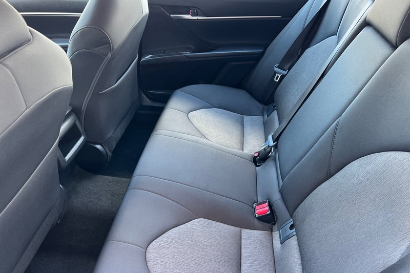 Toyota Camry Vehicle Full-screen Gallery Image 12