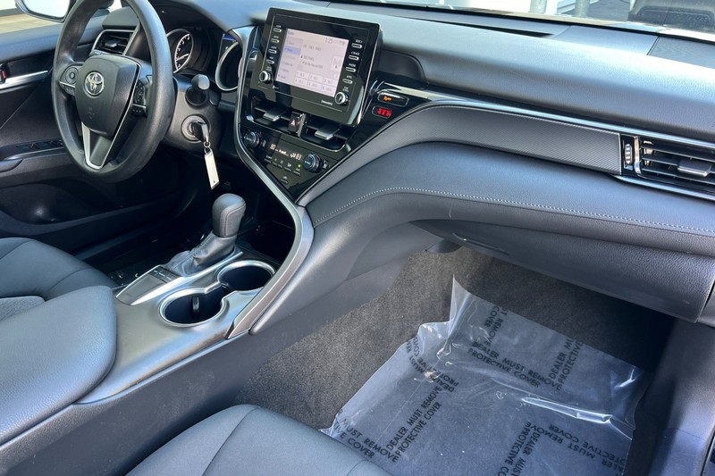 Toyota Camry Vehicle Full-screen Gallery Image 15