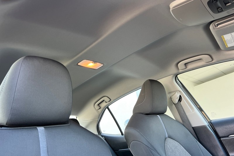 Toyota Camry Vehicle Full-screen Gallery Image 16