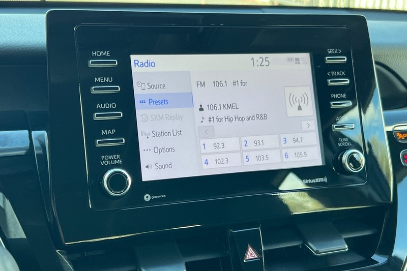 Toyota Camry Vehicle Full-screen Gallery Image 17