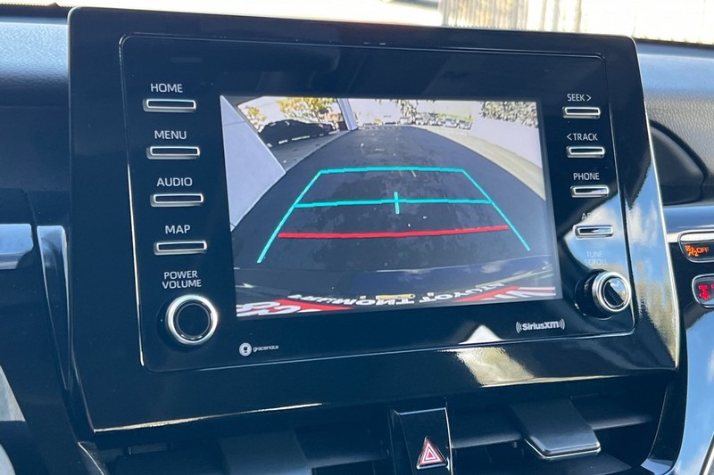 Toyota Camry Vehicle Full-screen Gallery Image 18