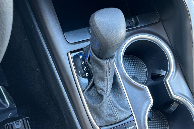 Toyota Camry Vehicle Full-screen Gallery Image 20