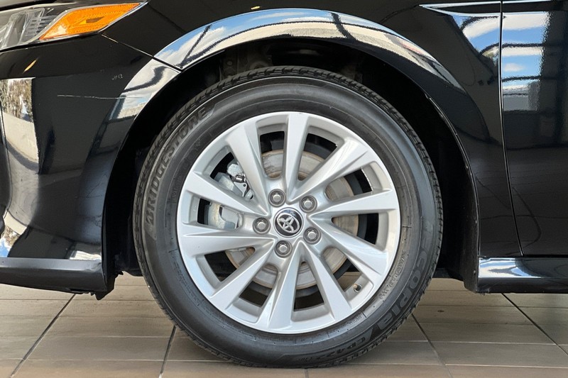 Toyota Camry Vehicle Full-screen Gallery Image 24