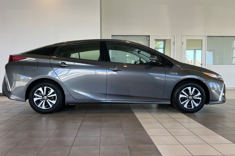 Toyota Prius Prime Vehicle Full-screen Gallery Image 03