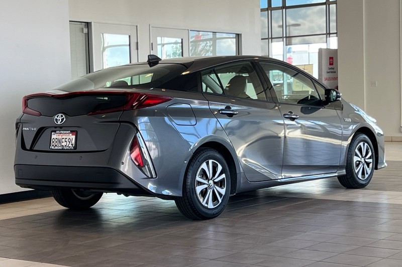 Toyota Prius Prime Vehicle Full-screen Gallery Image 04