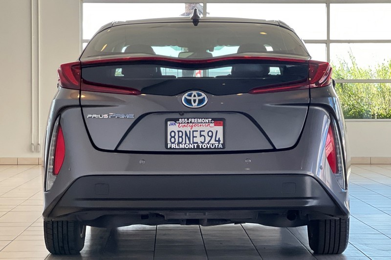 Toyota Prius Prime Vehicle Full-screen Gallery Image 05