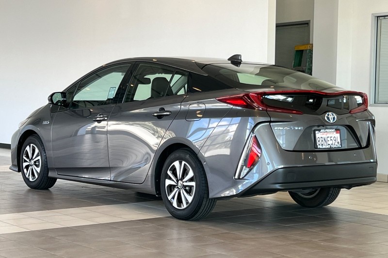 Toyota Prius Prime Vehicle Full-screen Gallery Image 06