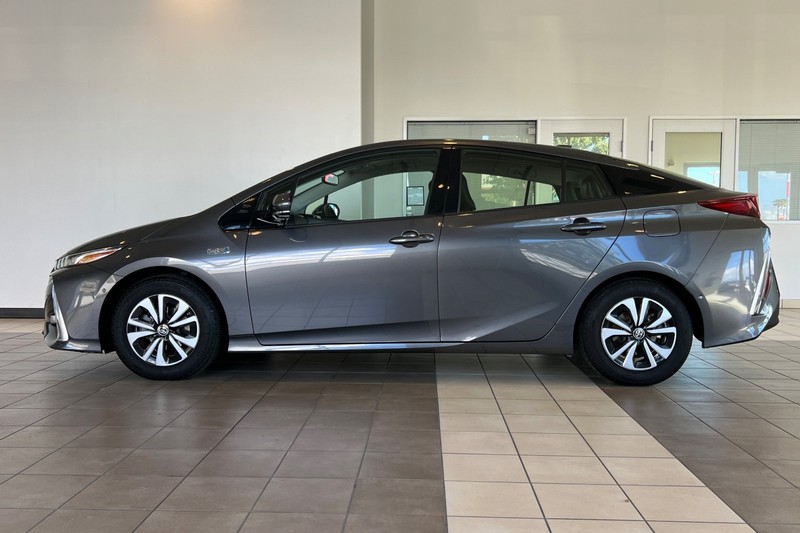 Toyota Prius Prime Vehicle Full-screen Gallery Image 07
