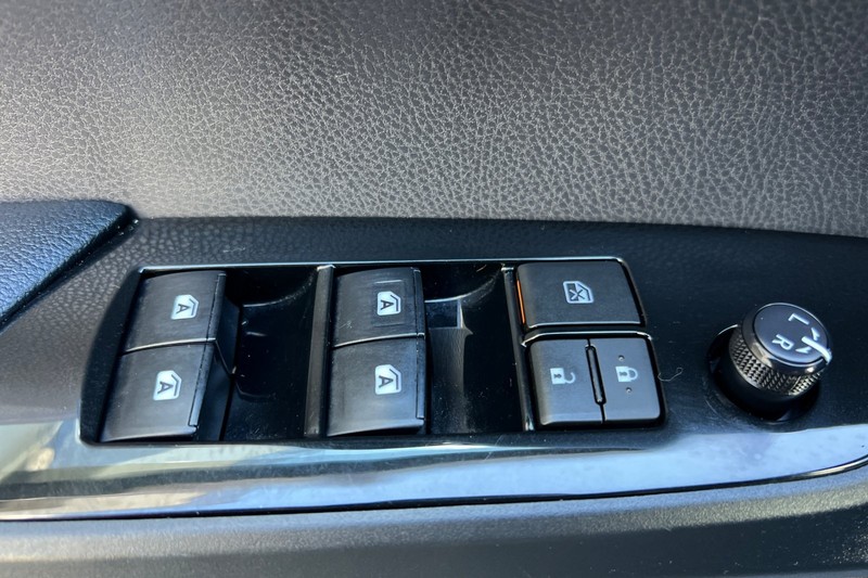 Toyota Prius Prime Vehicle Full-screen Gallery Image 11