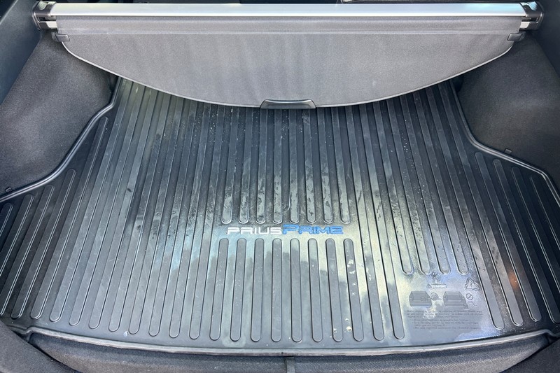 Toyota Prius Prime Vehicle Full-screen Gallery Image 15