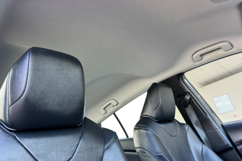 Toyota Prius Prime Vehicle Full-screen Gallery Image 17