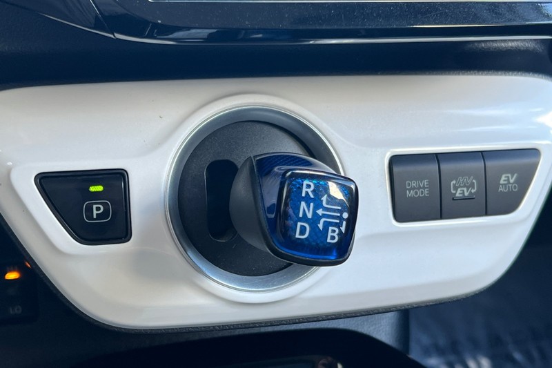 Toyota Prius Prime Vehicle Full-screen Gallery Image 21