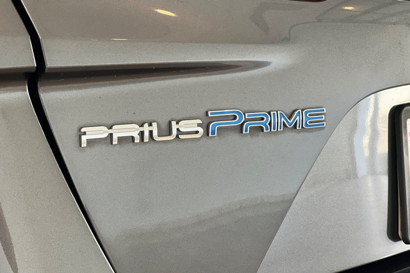 Toyota Prius Prime Vehicle Full-screen Gallery Image 27