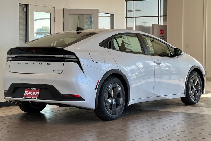 Toyota Prius Plug-In Hybrid Vehicle Full-screen Gallery Image 05