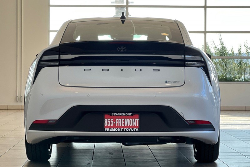 Toyota Prius Plug-In Hybrid Vehicle Full-screen Gallery Image 06