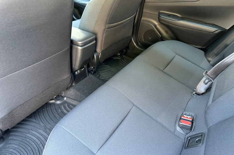 Toyota Prius Plug-In Hybrid Vehicle Full-screen Gallery Image 10