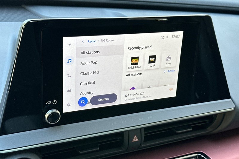 Toyota Prius Plug-In Hybrid Vehicle Full-screen Gallery Image 16