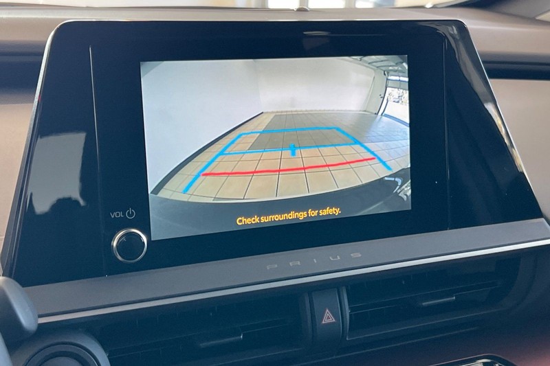 Toyota Prius Plug-In Hybrid Vehicle Full-screen Gallery Image 17