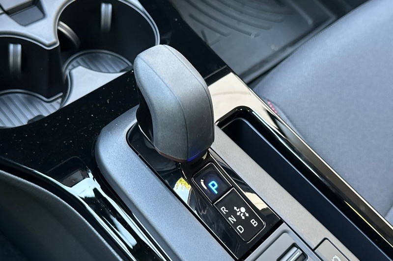 Toyota Prius Plug-In Hybrid Vehicle Full-screen Gallery Image 19