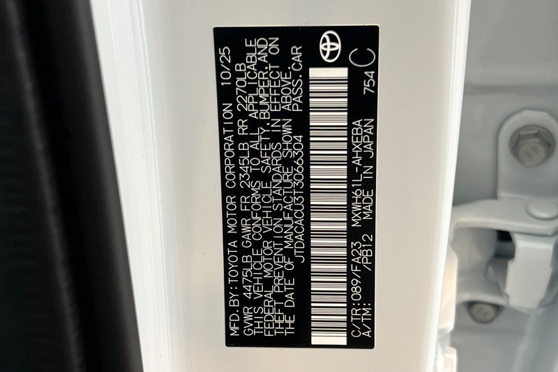 Toyota Prius Plug-In Hybrid Vehicle Full-screen Gallery Image 21