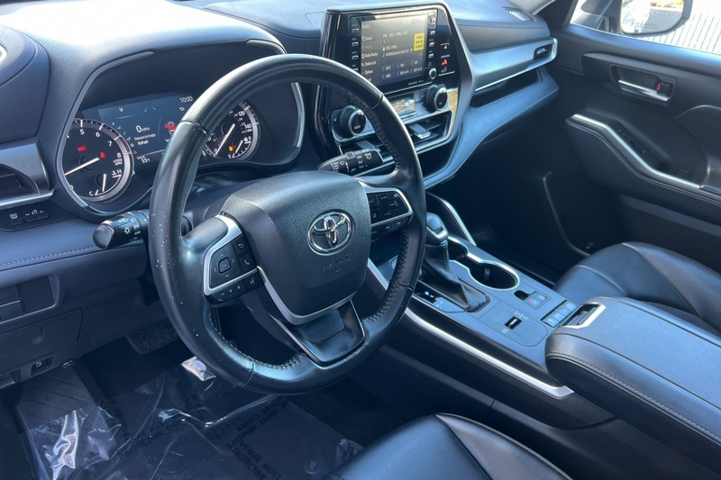 Toyota Highlander Vehicle Full-screen Gallery Image 10
