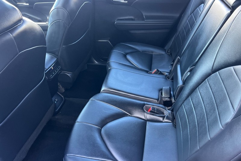 Toyota Highlander Vehicle Full-screen Gallery Image 12