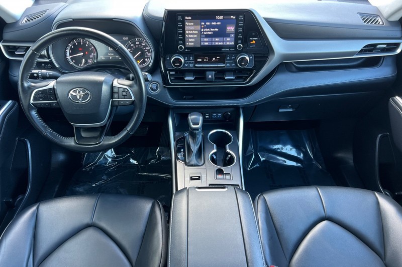 Toyota Highlander Vehicle Full-screen Gallery Image 13
