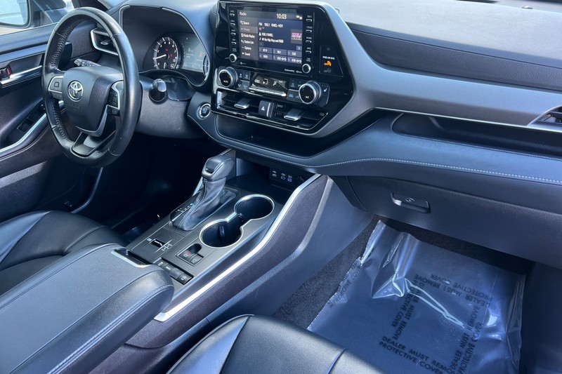 Toyota Highlander Vehicle Full-screen Gallery Image 17