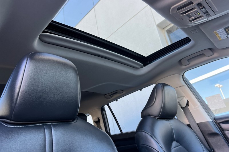 Toyota Highlander Vehicle Full-screen Gallery Image 18